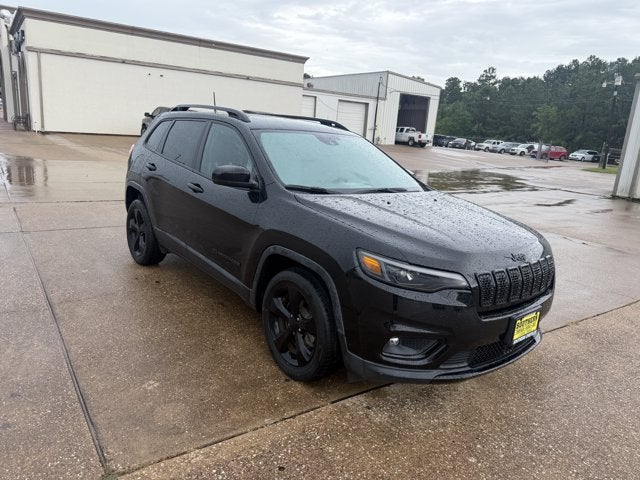 2021 Jeep Cherokee Altitude FWD in Diamond Black Crystal Pearlcoat — front three-quarter view