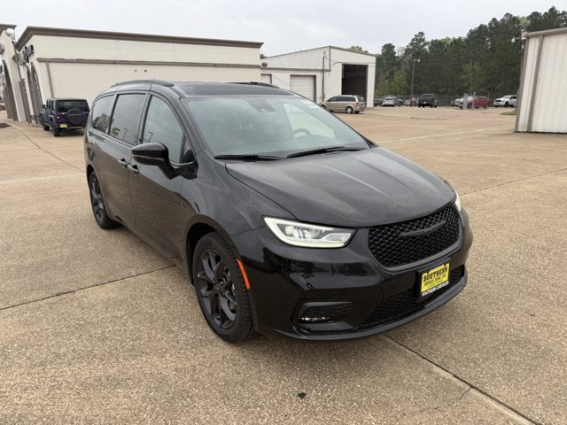 2026 Chrysler Pacifica PACIFICA SELECT in Diamond Black Crystal Pearl-Coat Exterior Paint — front three-quarter view
